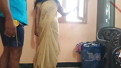 चौकीदार के साथ सेक्स किया मम्मी ने अकेले